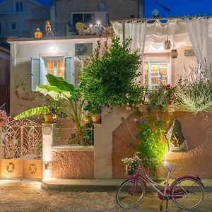 Flowers In The - Elegant In Holiday home
